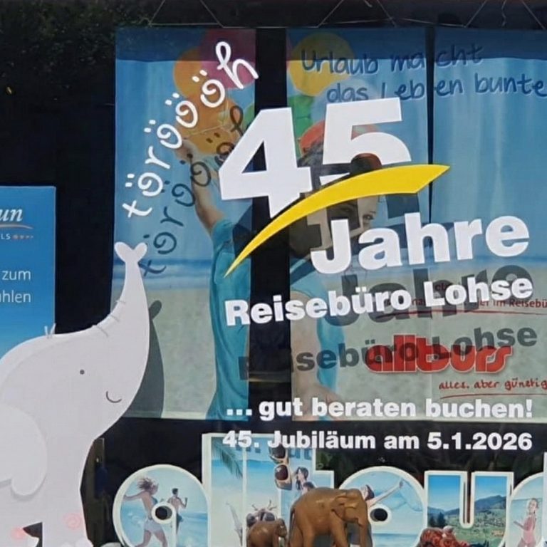 Fensterdekoration zum 40-jährigen Jubiläum des Reisebüros Lohse mit einem Elefanten.